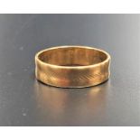 EIGHTEEN CARAT GOLD WEDDING BAND with engraved detail, ring size R and approximately 4.2 grams