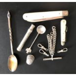 SMALL SELECTION OF SILVER ITEMS including a silver bladed mother of pearl fruit knife, a similar