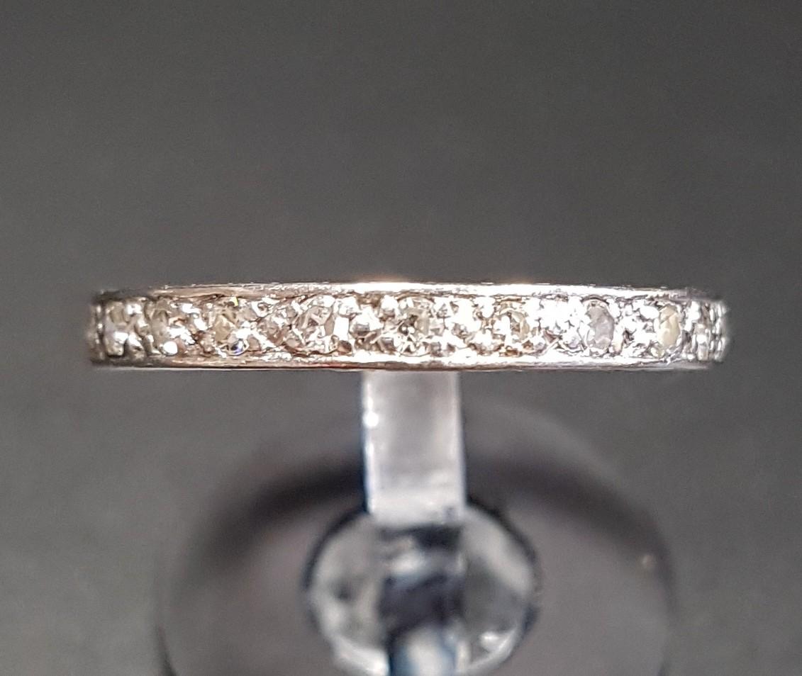 DIAMOND ETERNITY RING the twenty-three diamonds totalling approximately 0.7cts, in unmarked