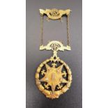 NINE CARAT GOLD MASONIC JEWEL the top bar engraved 'Worthy Patron 1925', the lower bar around the