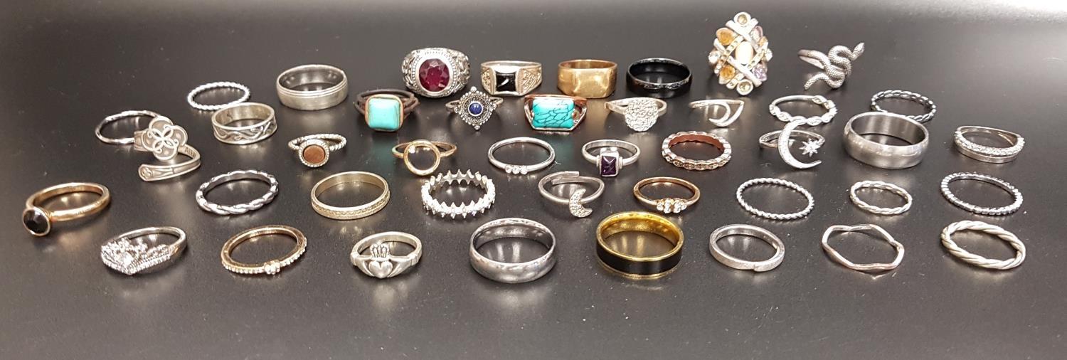 SELECTION OF SILVER AND OTHER RINGS including turquoise and other stone set examples, 1 box - Bild 2 aus 2