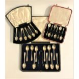 CASED SET OF ELEVEN GEORGE V SILVER TEA SPOONS and a pair of plated sugar tongs, the handles bearing