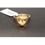 CERTIFIED GOLDEN BERYL AND YELLOW DIAMOND DRESS RING the central trillion cut Idar golden Beryl