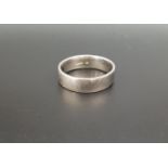 PLATINUM WEDDING BAND ring size S and approximately 11.4 grams