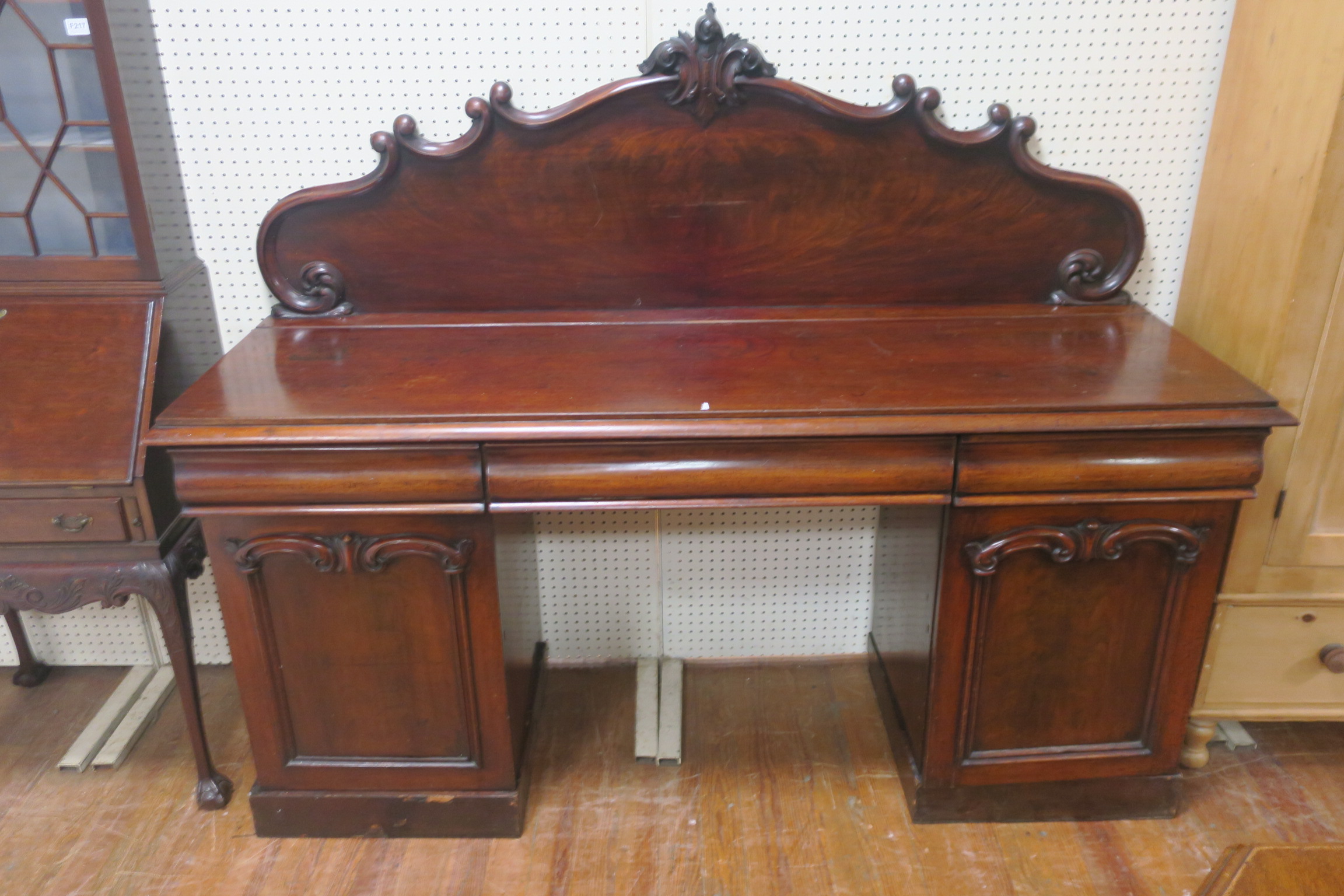 A GOOD 19th CENTURY MAHOGANY PEDESTAL SIDEBOARD,