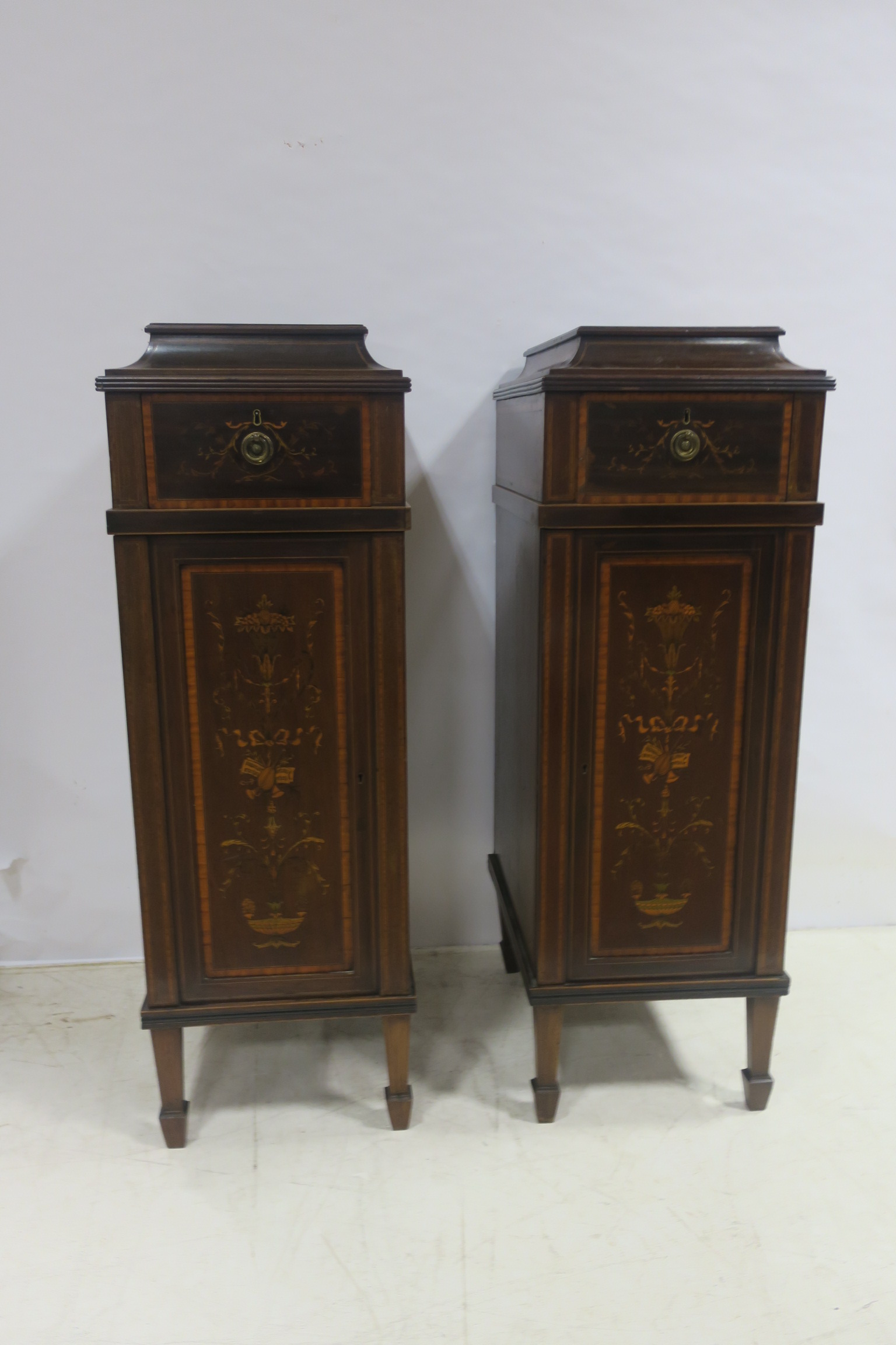 A VERY FINE PAIR OF 19th CENTURY MAHOGANY AND SATINWOOD CROSS BANDED DINING ROOM PEDESTALS,
