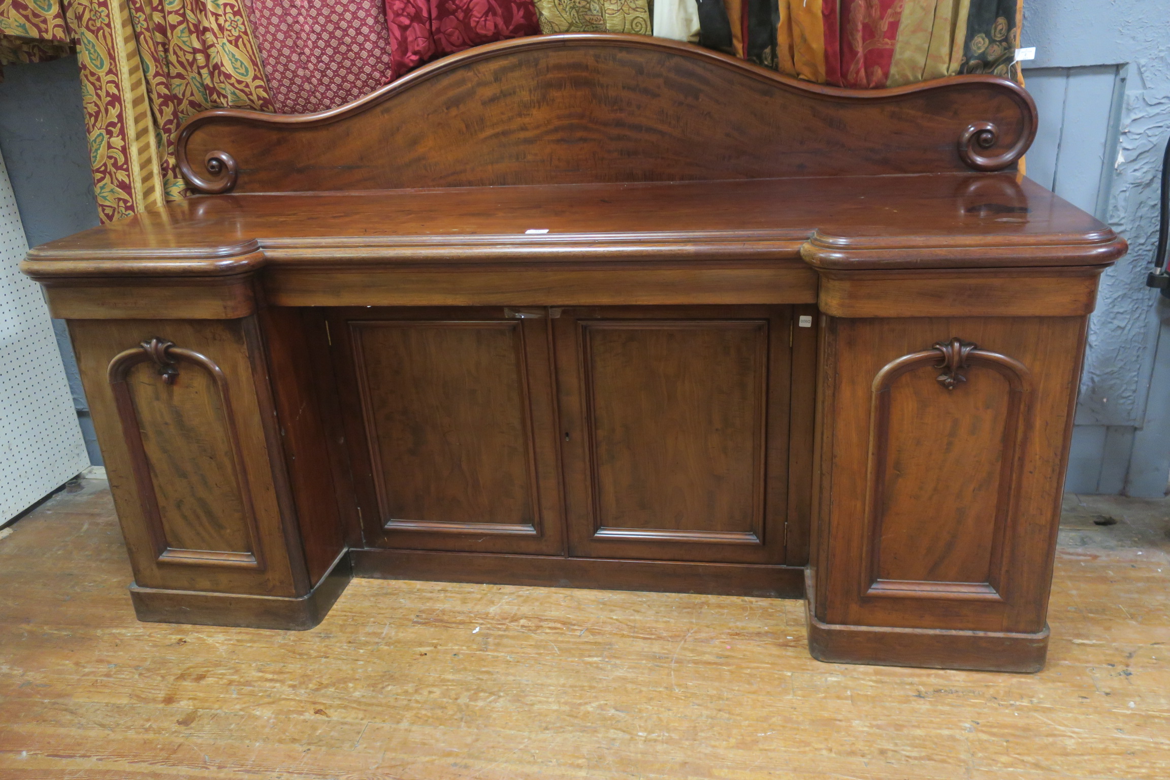 A FINE 19th CENTURY MAHOGANY SIDEBOARD,