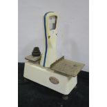 AN ENAMEL WEIGHING SCALES with weights 50cm (h)