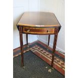 A FINE SHERATON DESIGN MAHOGANY AND SATINWOOD CROSS BANDED PEMBROKE TABLE the oval hinged top with