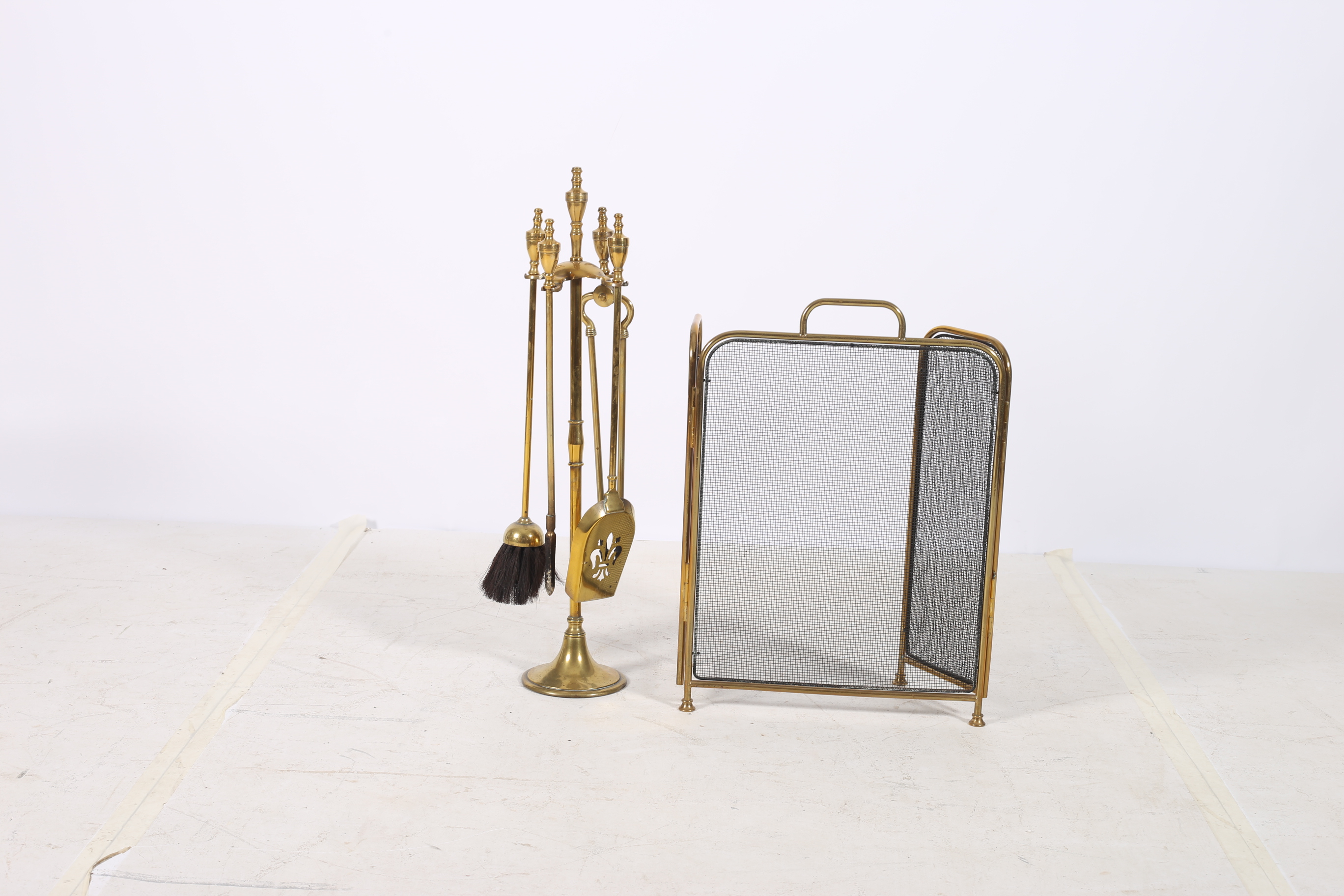 A HEAVY BRASS FOUR PIECE COMPANION SET ON STAND together with a brass and mesh three fold spark