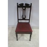 AN EDWARDIAN STAINED WOOD AND UPHOLSTERED SIDE CHAIR with pierced vertical splat and upholstered