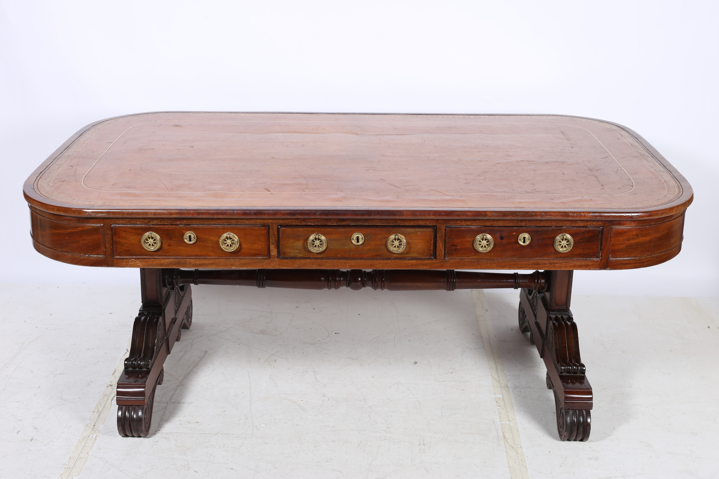 A FINE REGENCY MAHOGANY LIBRARY TABLE of rectangular outline with rounded corners and three frieze