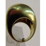 18ct gold ring with dome shaped top, maker BORIS, NY - weight 24.3 g, size F