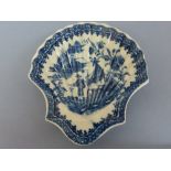 Caughley / Salopian c 1780. Fisherman pattern. Pickle dish with shell shaped body in underglaze blue