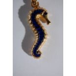 18ct. gold and enamel sea horse pendant - total weight 3.9 g