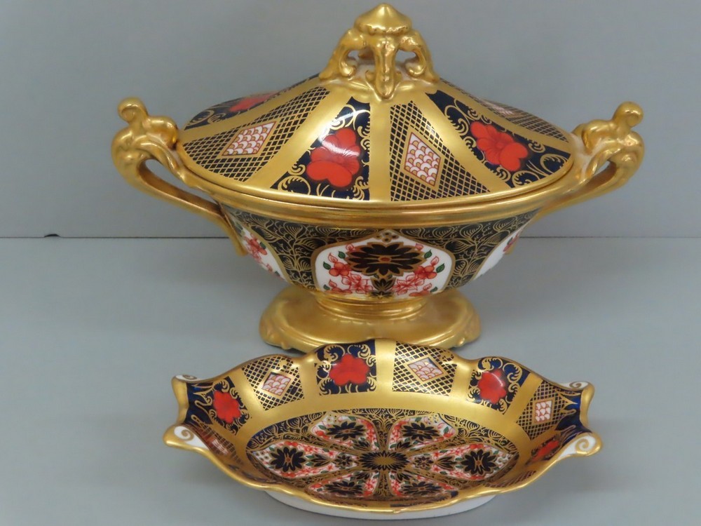 Royal Crown Derby oval urn and cover with Old Imari decoration, ht. 14 cm, length 18.25 cm