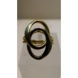 18ct two colour gold with interlinked O decoration, size K / L - 3.6 g