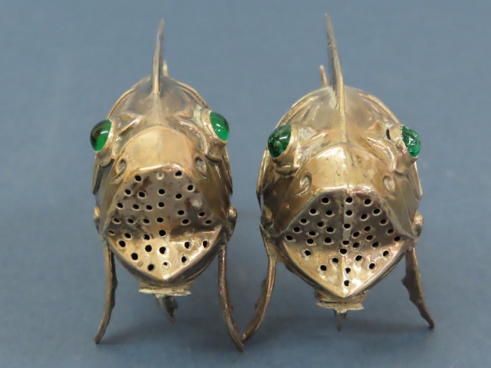 An Oriental silver metal pepper in the form of an articulated fish with green glass eyes plus one - Image 3 of 5
