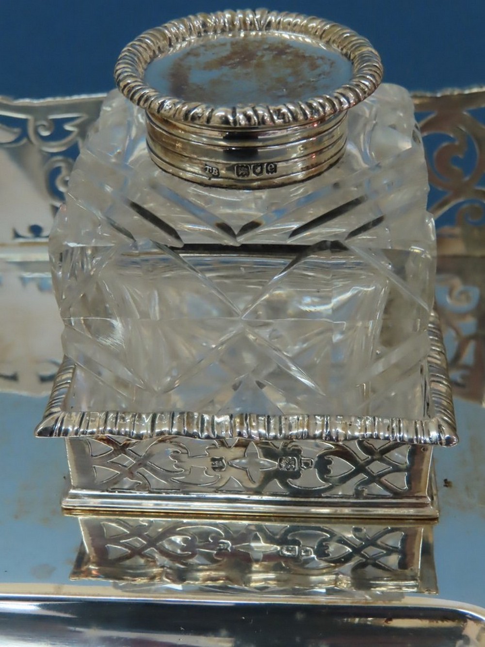 An Edwardian silver ink stand with pierced galleried sides, two cut glass ink bottles, pen well on - Image 2 of 3