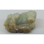 Chinese carved pale green jade figure of a dog with its puppy - length 4.3 cm, ht. 3.5 cm