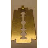 18 ct gold razor blade pendant 4.5 g, 4.2 x 2.2 cm