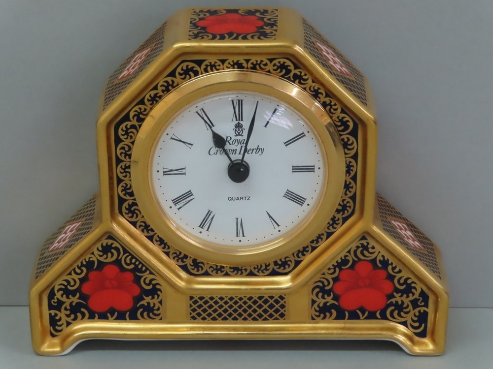 Royal Crown Derby quartz mantel clock with Old Imari decoration, ht. 10.5 cm, pattern no. 1128, in