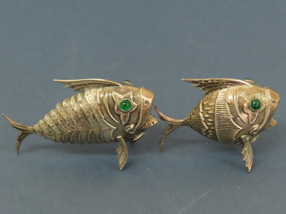 An Oriental silver metal pepper in the form of an articulated fish with green glass eyes plus one - Image 4 of 5