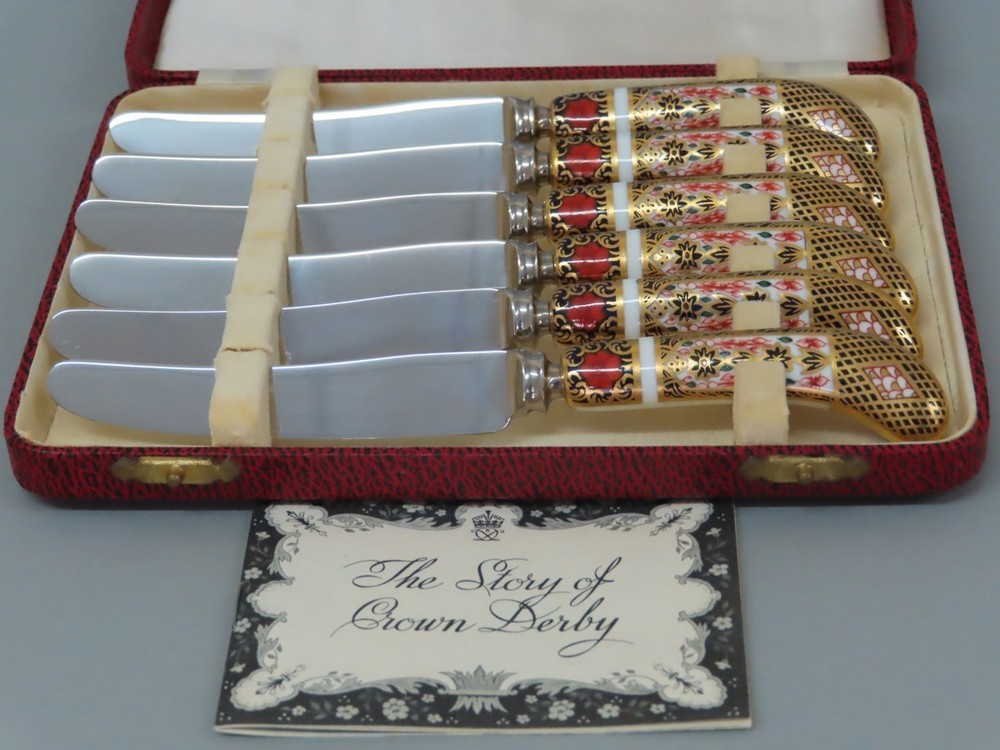 Royal Crown Derby set of six tea knives in the Old Imari decoration, cased with booklet, pattern no. - Image 2 of 2