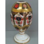 Royal Crown Derby Easter egg on stand with Old Imari decoration, ht. 15 cm, pattern no. 1128, in