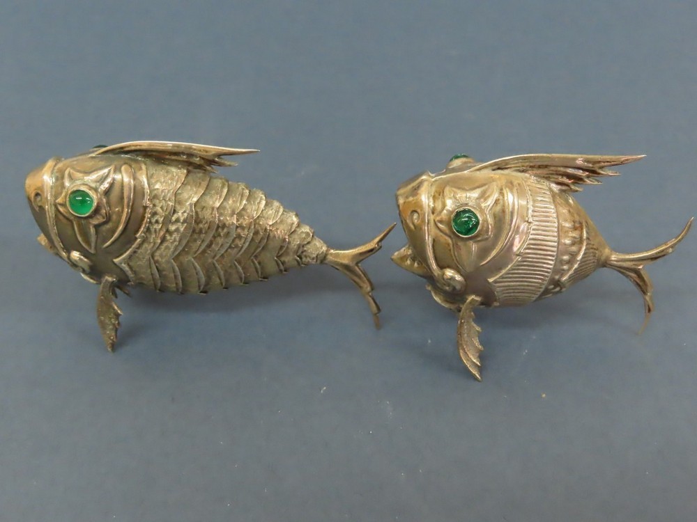 An Oriental silver metal pepper in the form of an articulated fish with green glass eyes plus one - Image 2 of 5