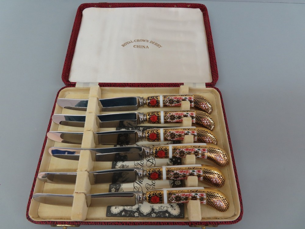 Royal Crown Derby set of six tea knives in the Old Imari decoration, cased with booklet, pattern no.