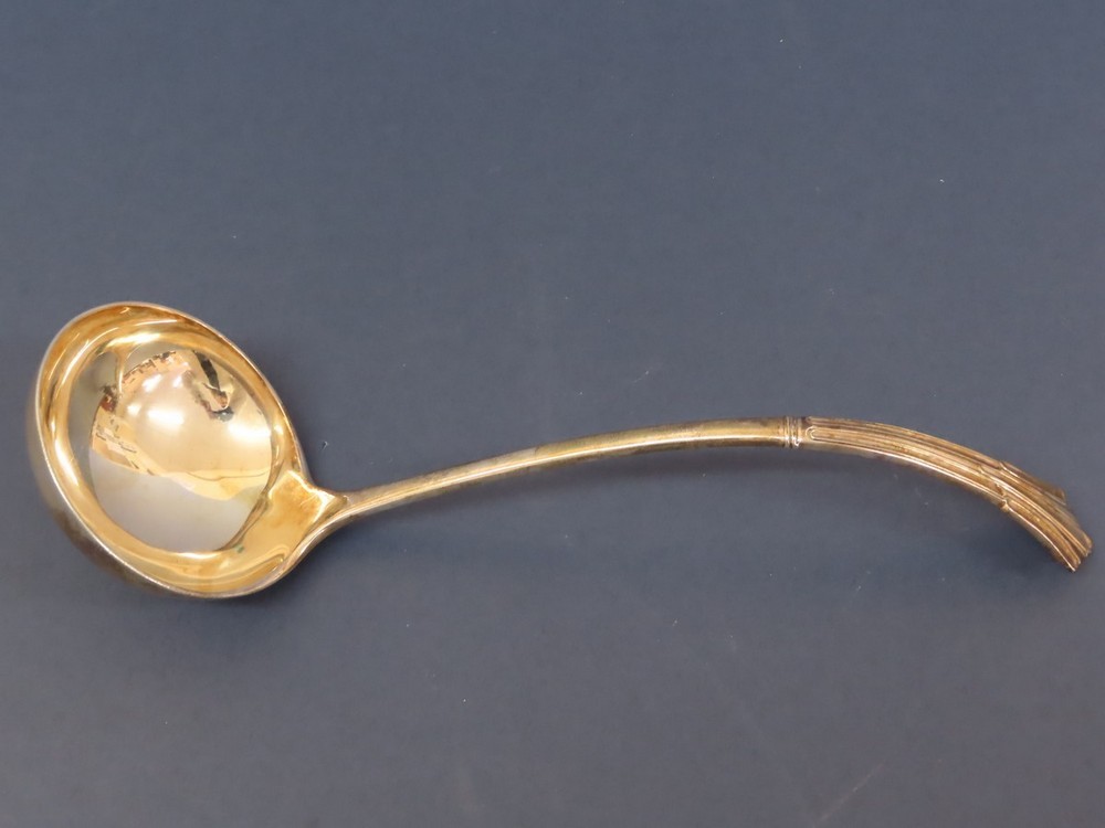 GV silver soup ladle with fluted handle, Sheffield 1930 maker I.S. - 11.75 ozt