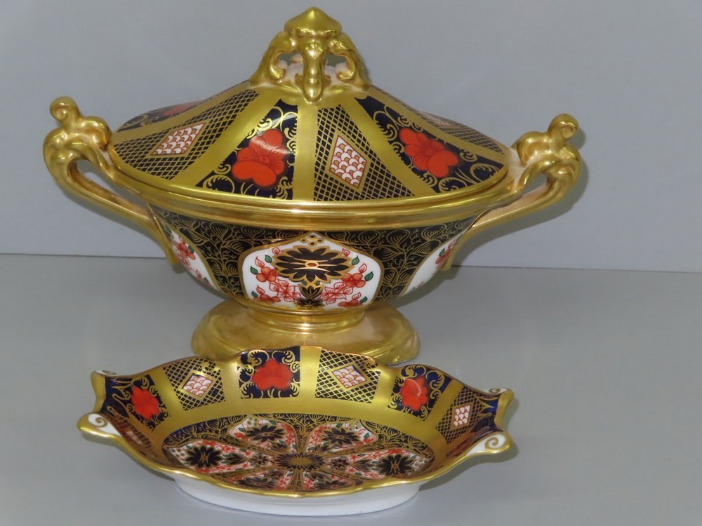 Royal Crown Derby oval urn and cover with Old Imari decoration, ht. 14 cm, length 18.25 cm - Image 2 of 3