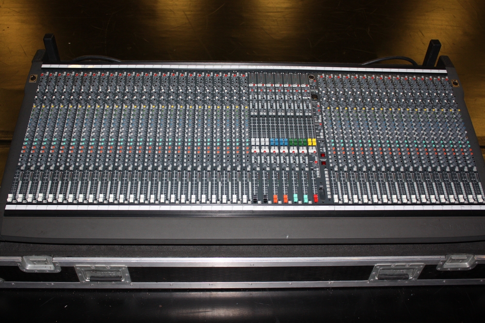 Soundcraft SM20 40:20 monitor desk in wheeled flight case with two Soundcraft SM20 PSUs - Image 2 of 5