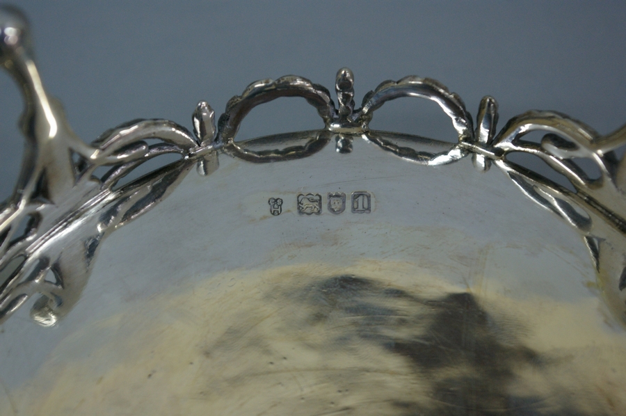 A pair of Edwardian pierced silver large bonbon dishes with decoration of swags and masks, splayed - Image 3 of 3