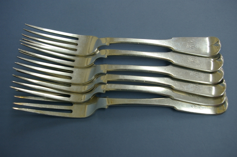 WIV Scottish silver fiddle pattern table forks. Glasgow 1830. 15.5 ozt. Maker W.R.