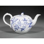 Meissen "Blue Onion/Blau Zwiebelmuster" Porcelain Lidded Teapot , 20th c., marked, bud finial, h.