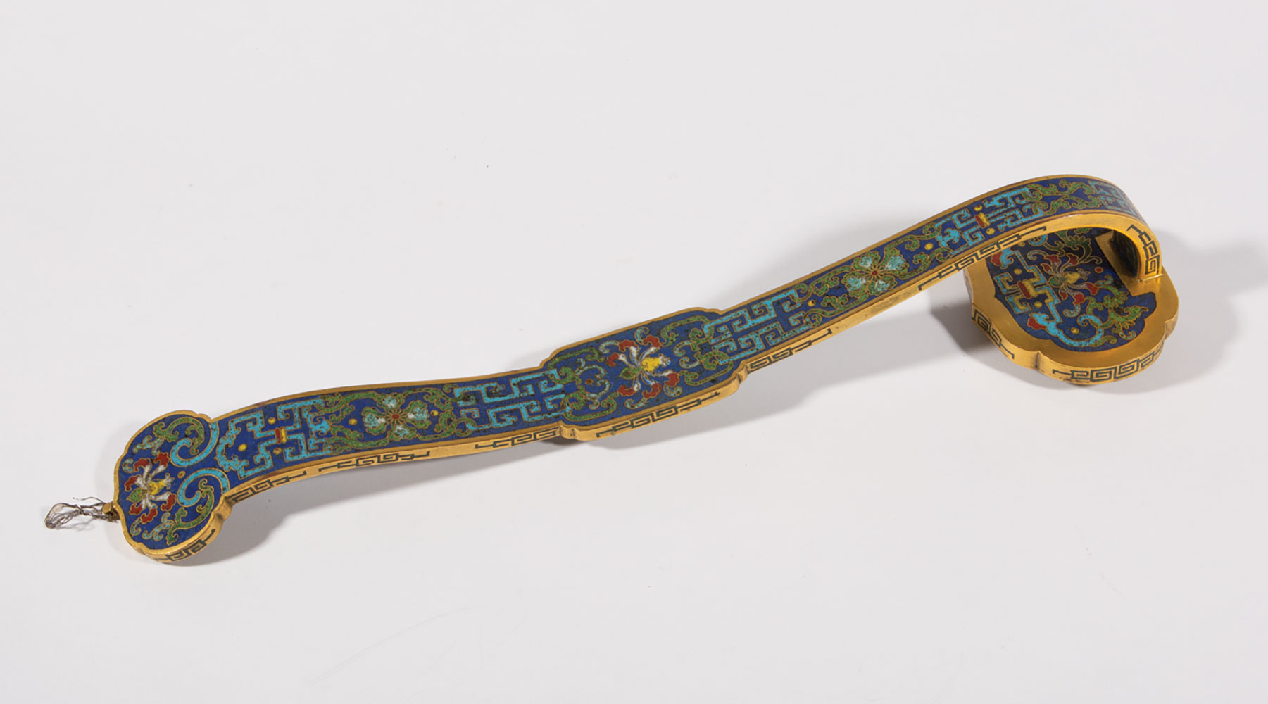 Chinese Pale Celadon Jade Inset Cloisonné Enamel Ruyi Scepter , Qing Dynasty (1644-1911), curved - Image 4 of 4