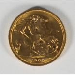 An ERII 1968 gold sovereign, approx. 8g