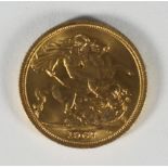 An ERII 1967 gold sovereign, approx. 8g