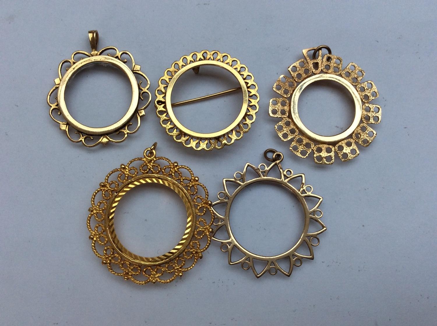 Four 9ct gold sovereign mounts and a 9ct gold half sovereign mount, 16.90g