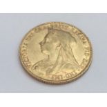 Queen Victoria sovereign, 1900, obv old veiled bust, rv George & Dragon, weight 8.0g, condition F.
