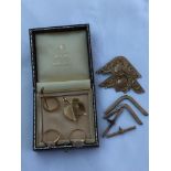 An assortment of various items including a 9ct gold double leaf brooch, 2 x 9ct gold signet