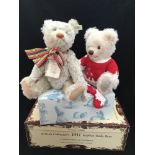 Two Steiff bears including 1911 replica bear, blonde hair, gold button no. 406645, limited edition