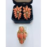 A ladys 14ct yellow gold coral ring, set with 5 x oval cabochon coral stones. Ring weighs 6.6 grams,