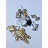 An assorted lot of silver jewellery, including 9 x various silver rings, 2 x pairs of cufflinks, and