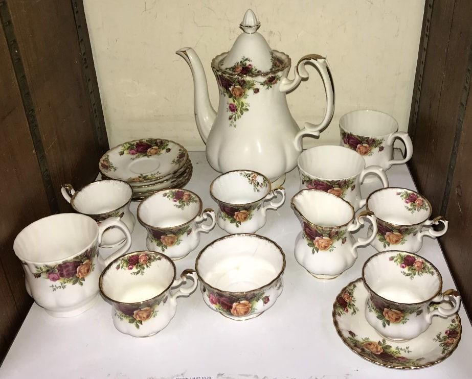 SECTION 26. An 18-piece Royal Albert 'Old Country Roses' pattern part tea set, comprising teacups,