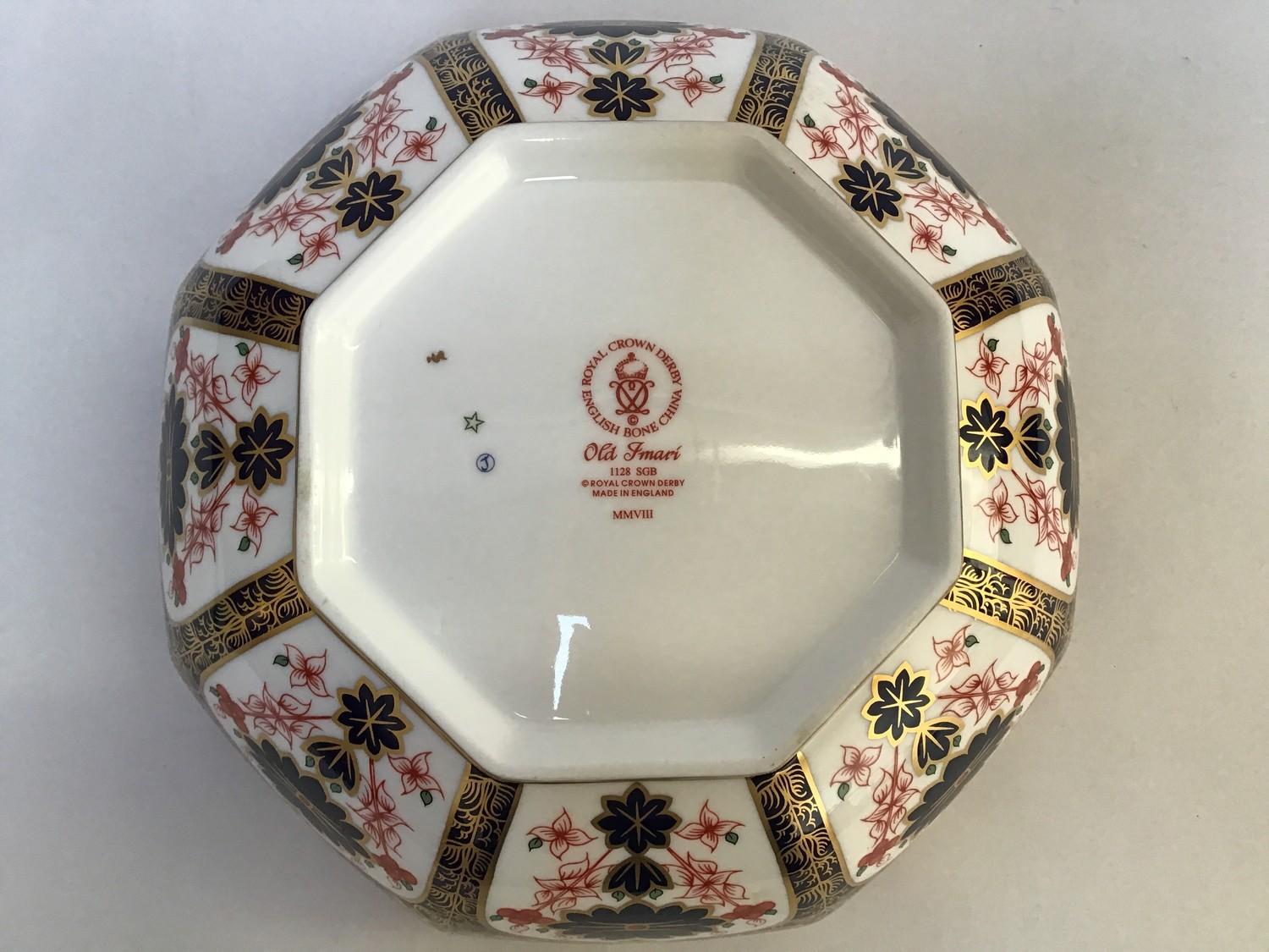 A Royal Crown Derby 'Old Imari' pattern bowl, of octagonal form, numbered '1128' to base and with - Image 3 of 9