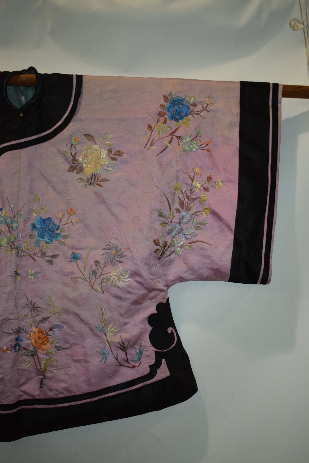 Chinese pale mauve silk damask jacket, early 20th century, embroidered in coloured silks with - Image 4 of 9