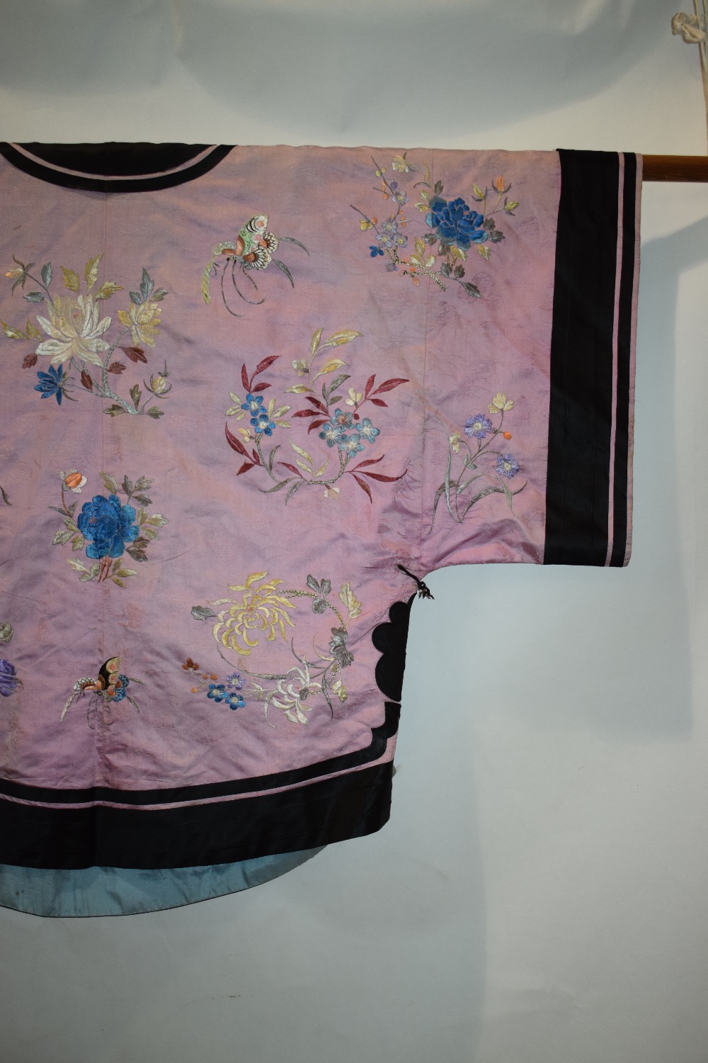 Chinese pale mauve silk damask jacket, early 20th century, embroidered in coloured silks with - Image 9 of 9